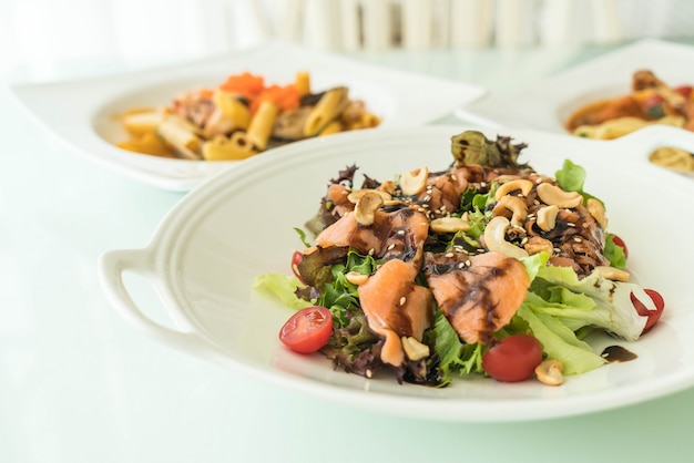 ensalada con humo salmón