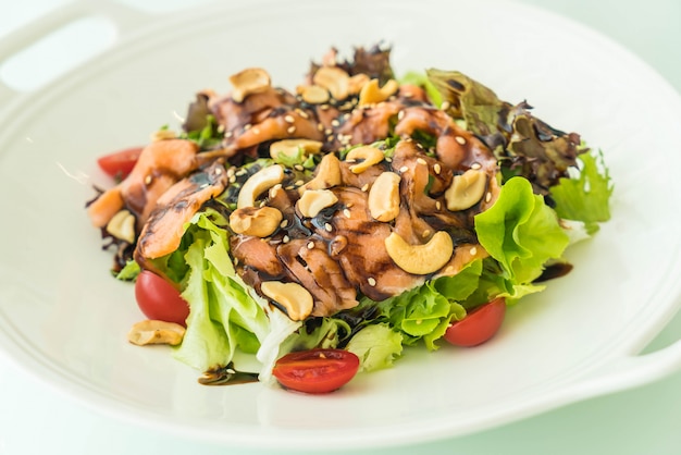 ensalada con humo salmón