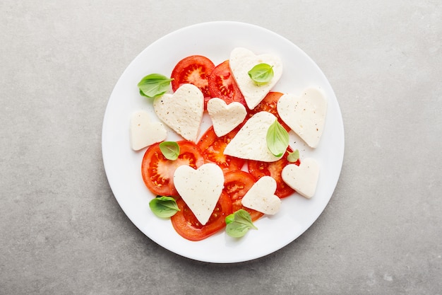 Ensalada italiana caprese para dia de san valentin