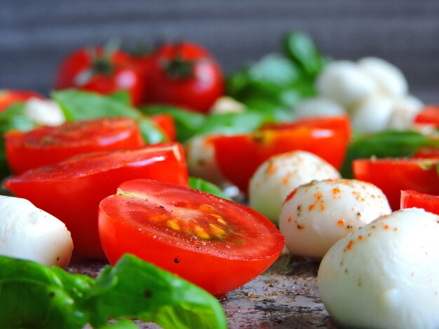 Ensalada italiana caprese en gris