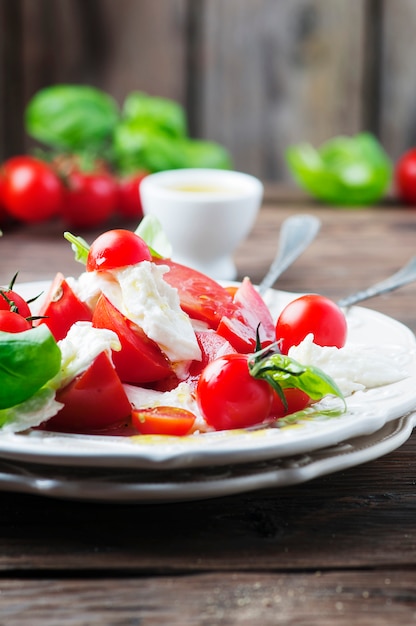 Ensalada italiana caprese con tomate y mozzarella