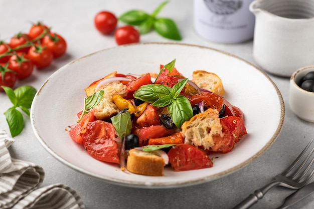 Ensalada italiana de panzanella con tomate y pan enfoque selectivo