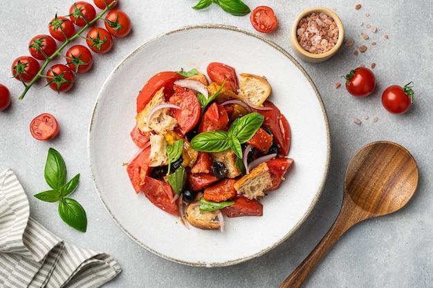 Ensalada italiana de panzanella con tomates y pan vista desde arriba