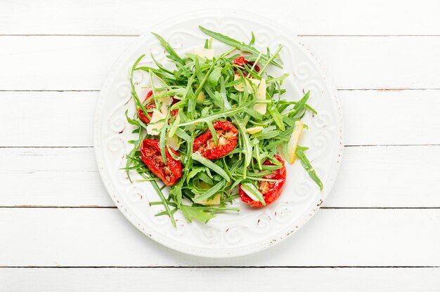 Ensalada italiana de verano con rúcula y tomates secos