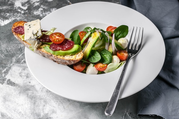 Ensalada italiana de verduras con aguacate y mozzarella