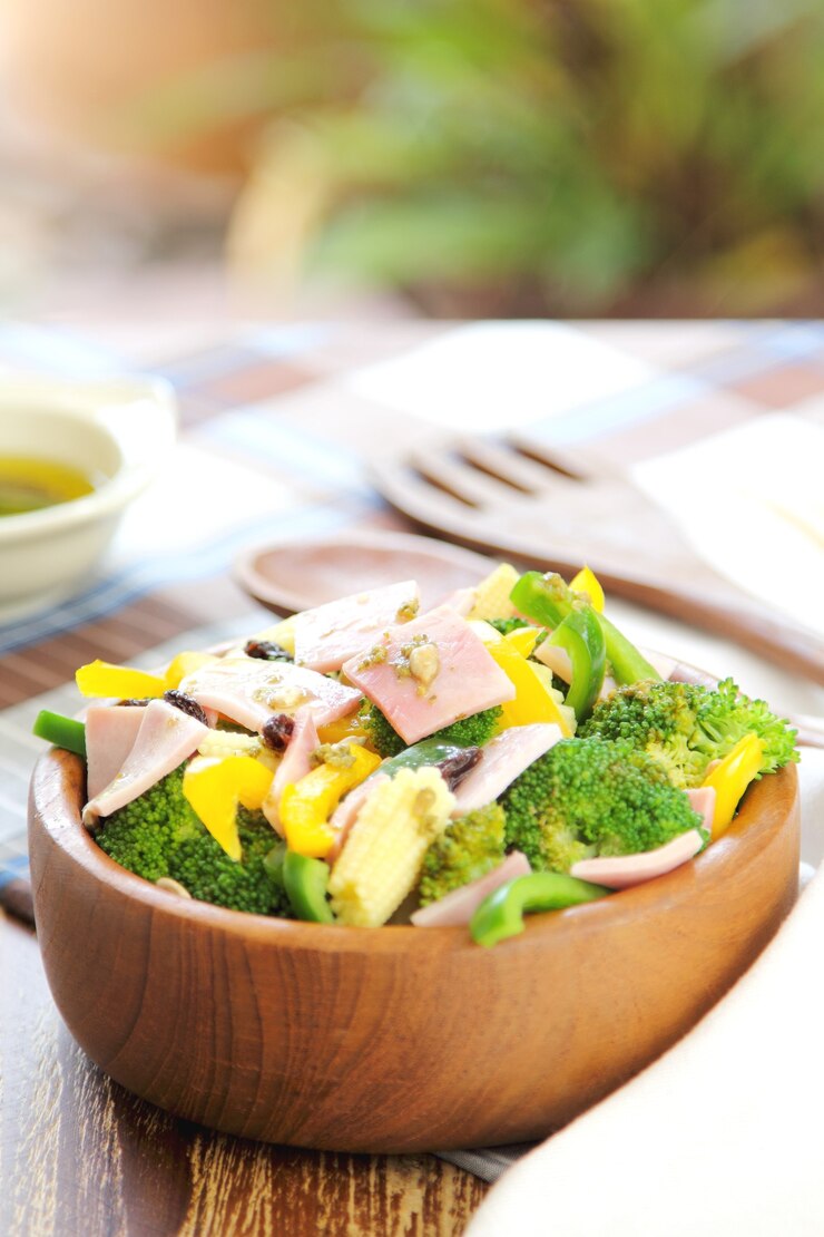 Ensalada De Jamón Con Brócoli Maíz Tierno Pimienta Con Vinagreta De Albahaca