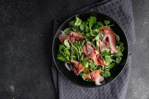 Ensalada jamón carne añeja jamón fresco saludable comida comida merienda en la mesa espacio de copia fondo de comida