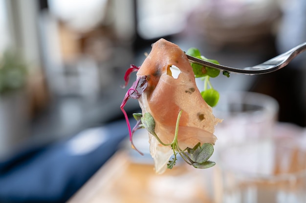 Ensalada de jamón elegante