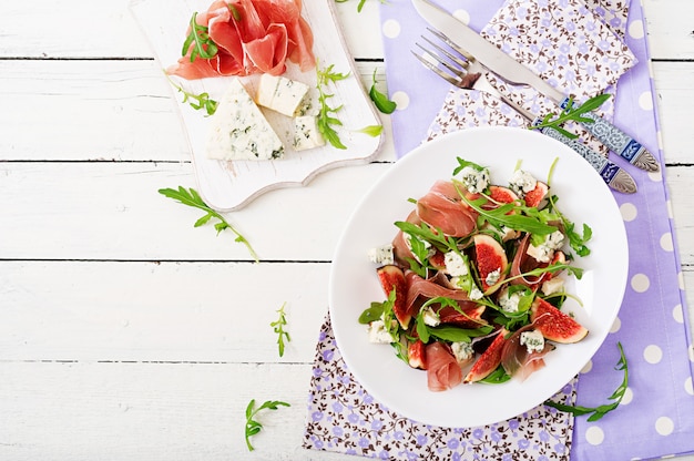 Ensalada de jamón de Parma con higos y queso azul.