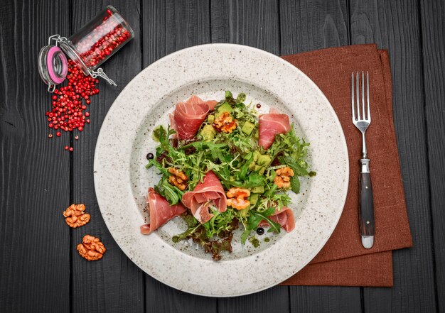 Ensalada con jamón de parma, tomate y rúcula