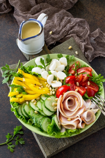 Ensalada de jamón y verduras frescas