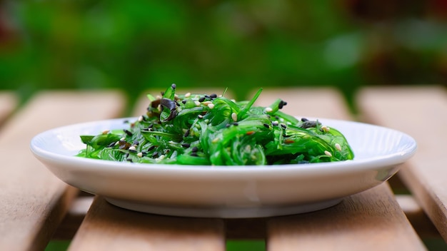 Ensalada japonesa de algas chuka adornada con semillas de sésamo