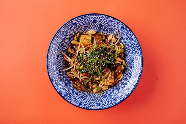 Ensalada japonesa de tofu con champiñones