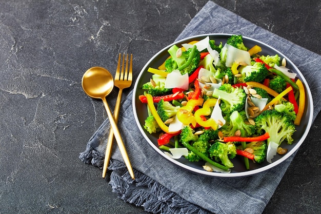 Ensalada de judías verdes con pimiento dulce y brócoli en un plato