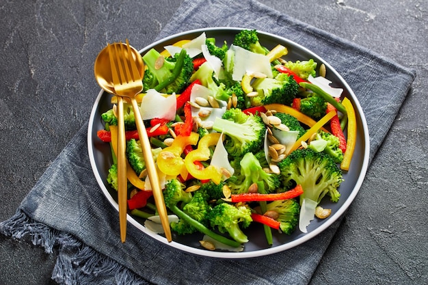 Ensalada de judías verdes con pimiento dulce y brócoli en un plato