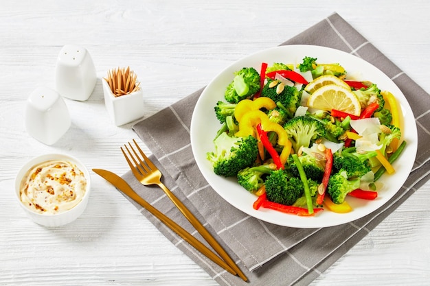 Ensalada de judías verdes con pimiento dulce y brócoli en un plato