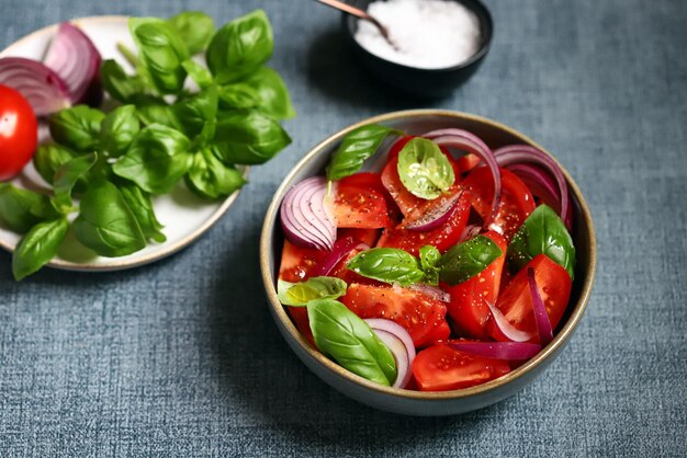 Ensalada jugosa con tomates albahaca y cebolla azul