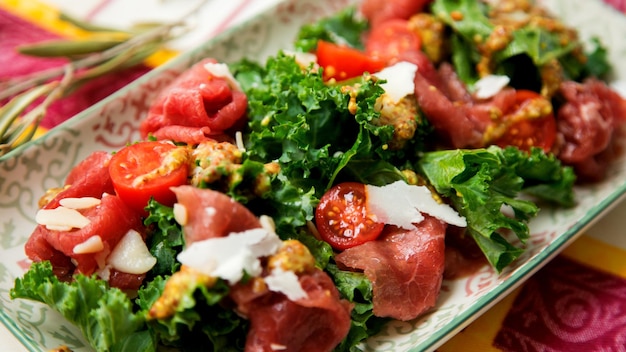 Ensalada de kale con carpaccio de ternera y queso