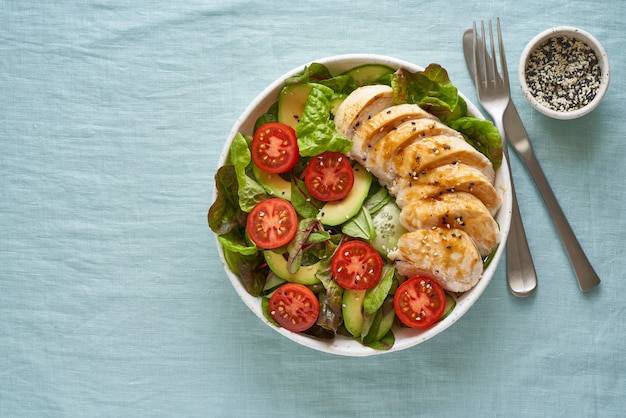 Ensalada keto con rosbif, tomates, pepinos y aguacate