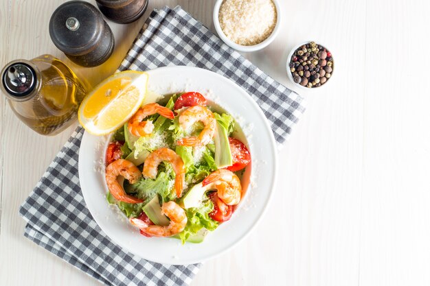 Ensalada de langostinos frescos a base de tomate, ruccola, aguacate, langostinos.