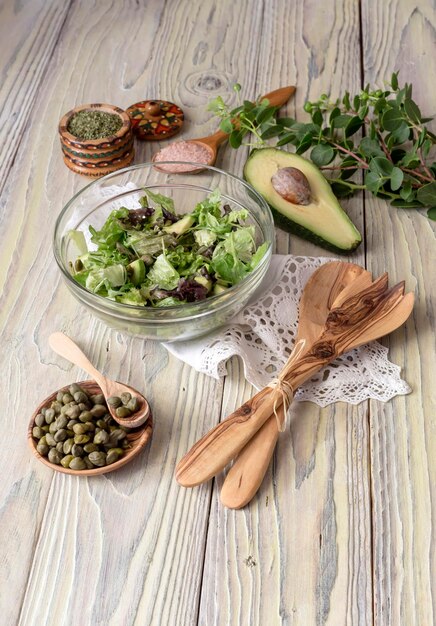 Ensalada de lechuga con aguacate y alcaparras