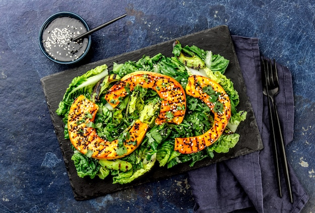 Ensalada de lechuga y calabaza a la plancha con sésamo blanco y negro