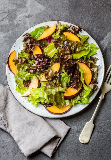 Ensalada De Lechuga Con Ciruelas, Fondo De Pizarra.