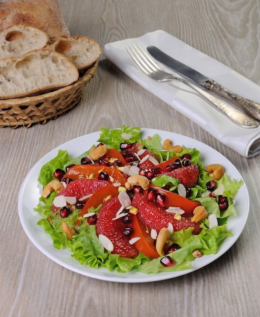 Ensalada de lechuga con frutas y nueces