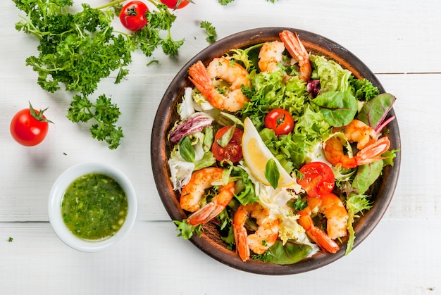 Ensalada de lechuga con gambas a la plancha