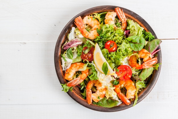 Ensalada de lechuga con gambas a la plancha