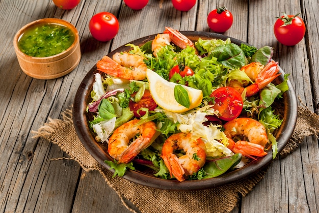 Ensalada de lechuga con gambas a la plancha