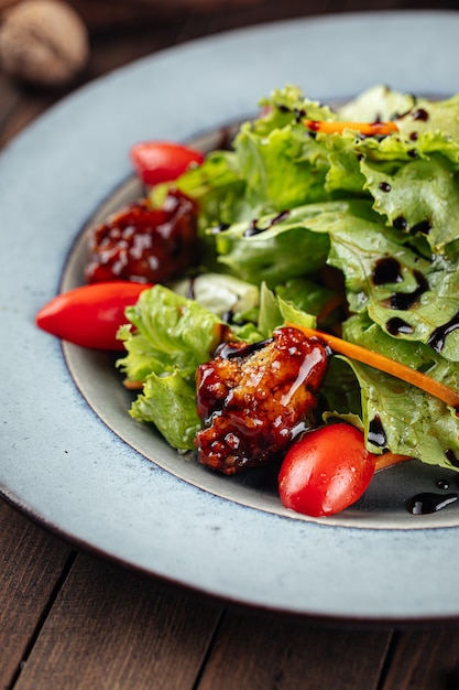 Ensalada de lechuga y pato frito