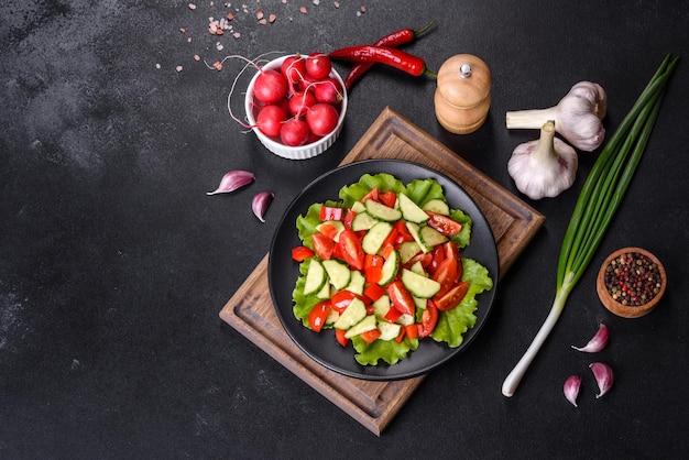 Ensalada de lechuga, pepino, espinacas, tomate y huevos de codorniz con hierbas y limón