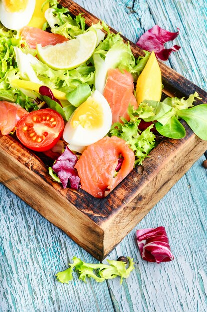 Ensalada De Lechuga Con Salmón