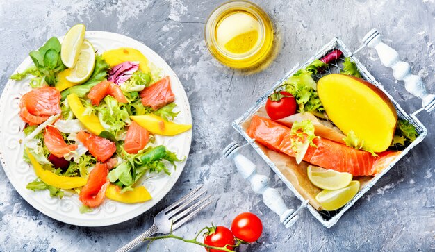 Ensalada De Lechuga Con Salmón