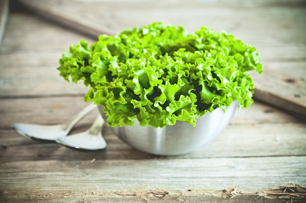 Ensalada De Lechuga En Tazón De Metal Y Cucharas