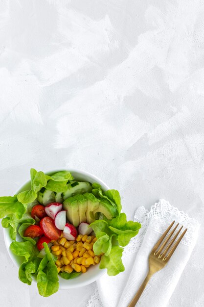 Ensalada de lechuga con tomate, queso y verduras.