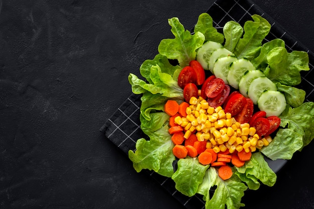 Ensalada de lechuga con tomate, queso y verduras.