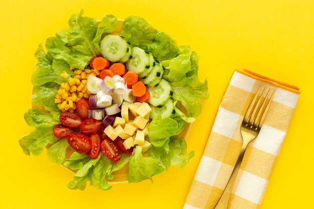 Ensalada de lechuga con tomate, queso y verduras.