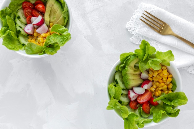 Ensalada de lechuga con tomate, queso y verduras.