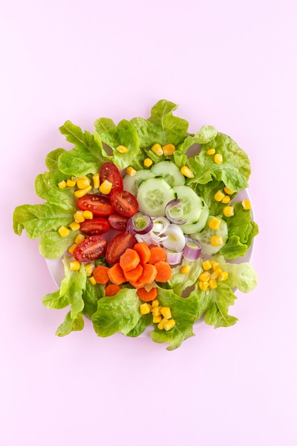 Ensalada de lechuga con tomate, queso y verduras.