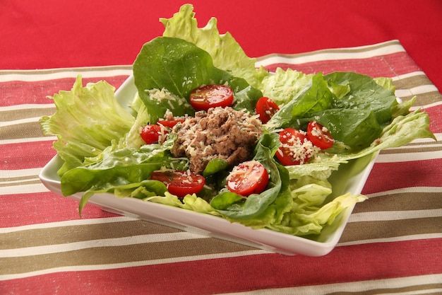 ensalada de lechuga y tomate.