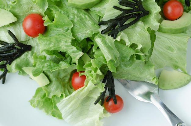 Ensalada de lechuga tomates algas y aguacates Vista superior