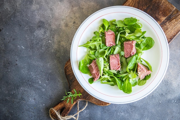 Ensalada lengua de cerdo ensalada verde pétalos mezcla cocina fresca comida saludable comida merienda dieta en la mesa