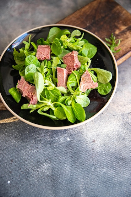 Ensalada lengua de cerdo ensalada verde pétalos mezcla cocina fresca comida saludable comida merienda dieta en la mesa