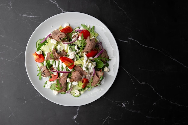 Ensalada de lengua de res con verduras frescas Sirviendo comida en un restaurante Foto para el menú