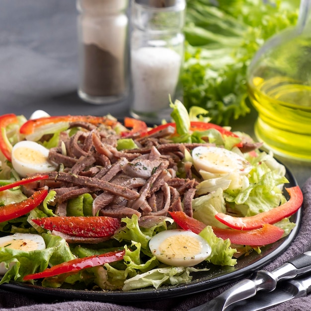 Ensalada de lengua de ternera con verduras frescas Primer plano