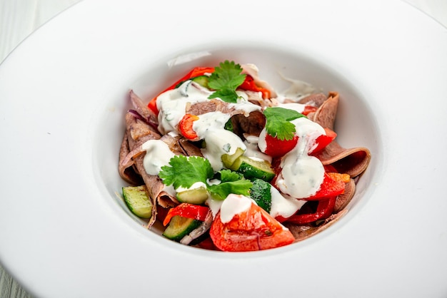 Ensalada de lengua de ternera con verduras frescas