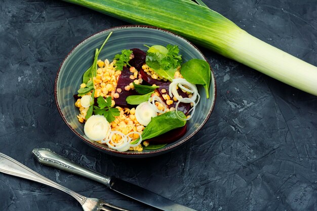 Ensalada de lentejas en la mesa alimentación saludable