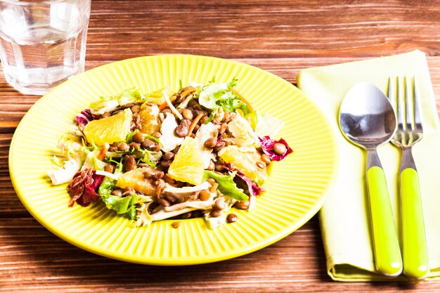 Ensalada de lentejas, zanahoria, naranja y hojas verdes